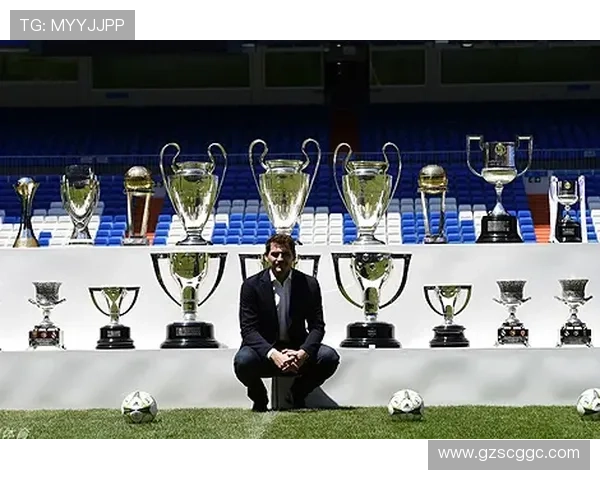 世界杯奖杯巡展伯纳乌卡洛斯现身